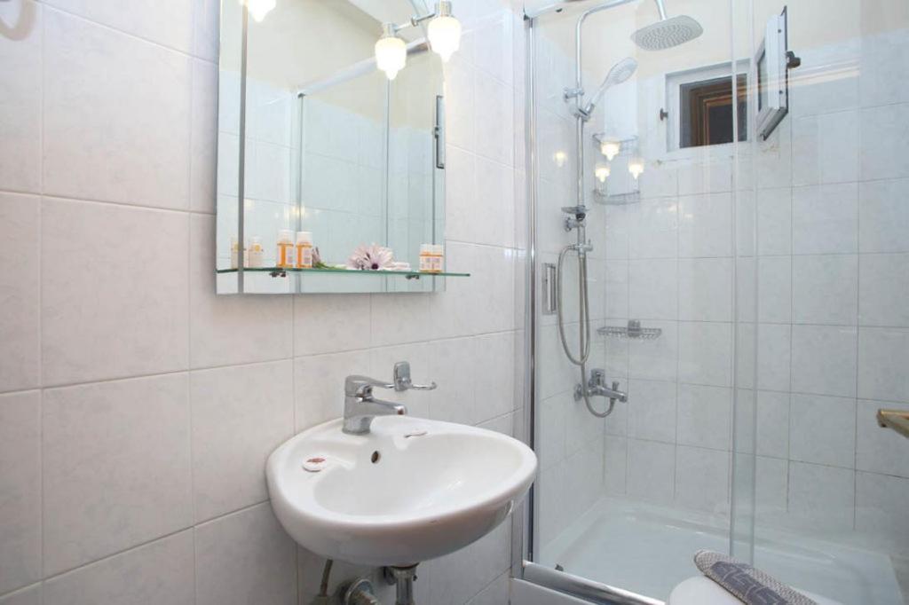 Theocharis Bros - Studios Apartments Agios Nikitas Exterior photo